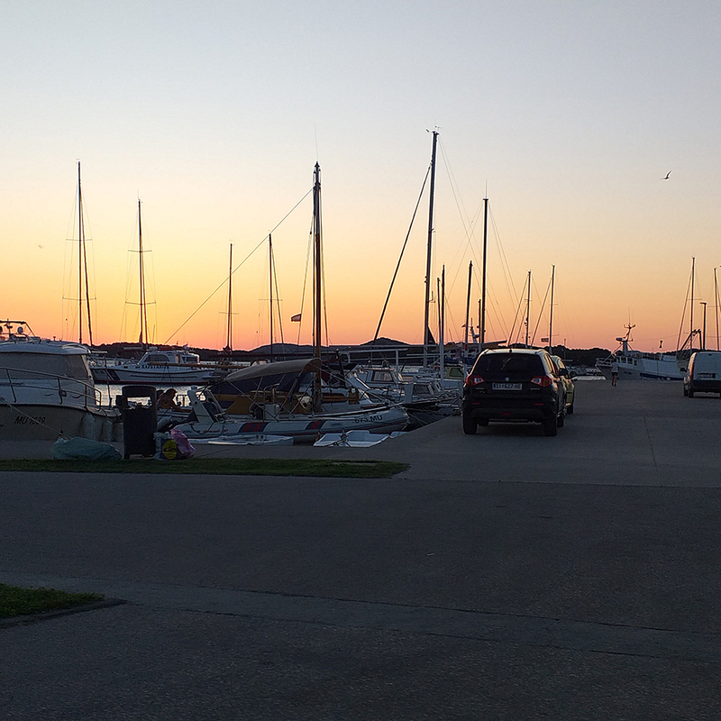 v modernem pristanišču